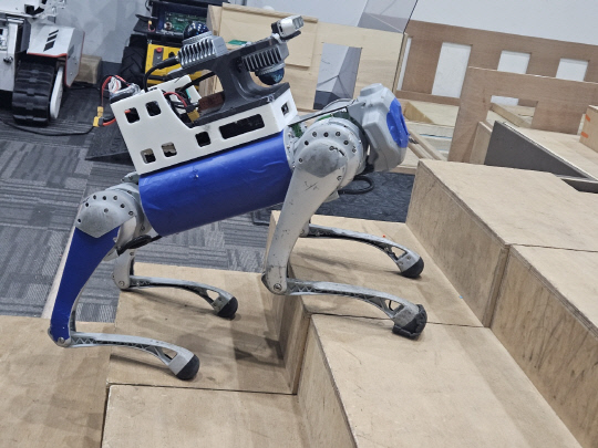 유로보틱스의 자율보행 제어기가 탑재된 사족보행로봇 '드림워커'가 나무 계단을 올라서고 있다.